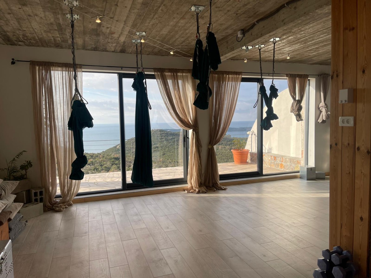 Yogaraum mit Panoramafenstern zum Meer